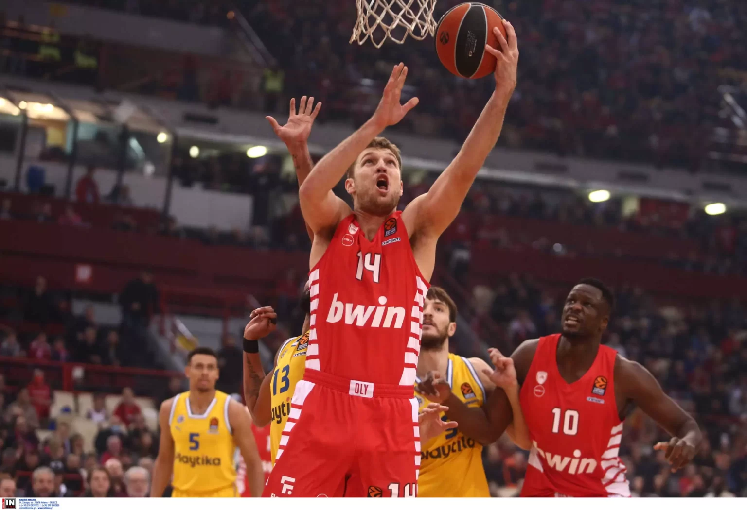Ο Σάσα Βεζένκοφ οδηγεί τον Ολυμπιακό στην νίκη απέναντι στη Μακάμπι
