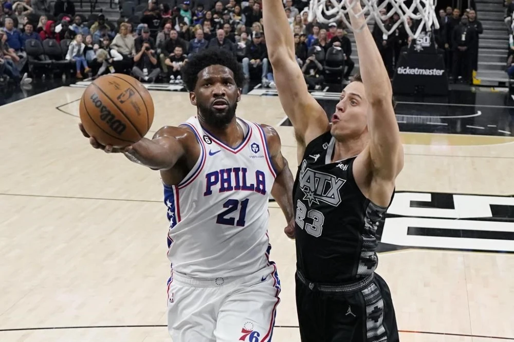 Το double-double του Joel Embiid βοηθά τους 76ers να αντιμετωπίσουν τους άτυχους Spurs