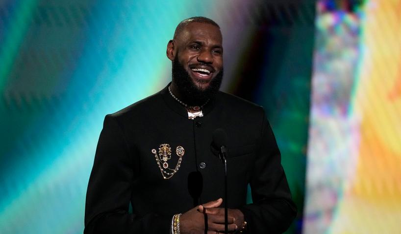 Ο ΛεΜπρόν Τζέιμς ανακοινώνει ότι δεν θα αποσυρθεί και θα παίξει στη σεζόν 2023-24