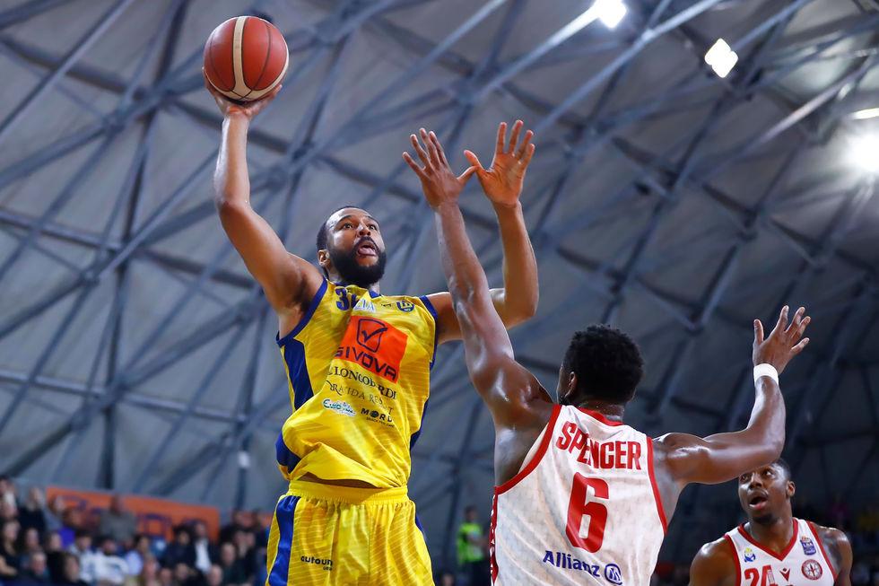 O Trevor Thompson στο Περιστέρι