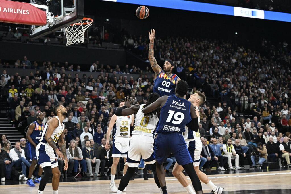 Η Φενέρμπαχτσε επικράτησε παρά το εκπληκτικό πρώτο ημίχρονο του Mike Scott mike scott