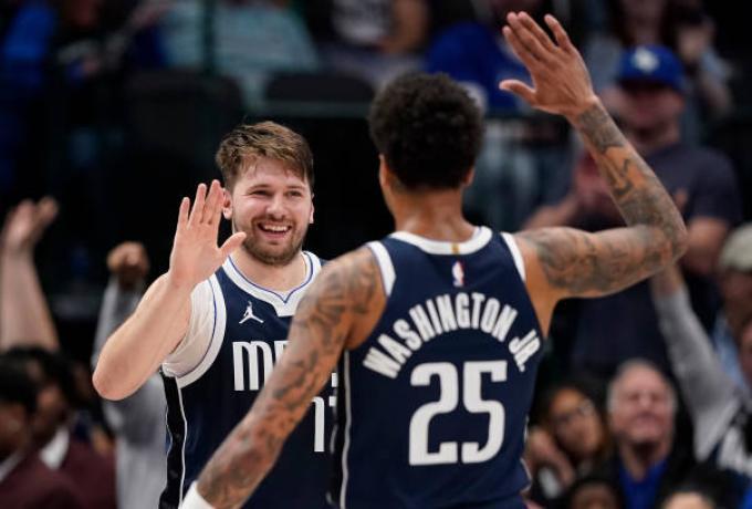 Τρομεροί Μάβερικς πάτησαν του Θάντερ, νίκη θρίλερ για Γουόριορς