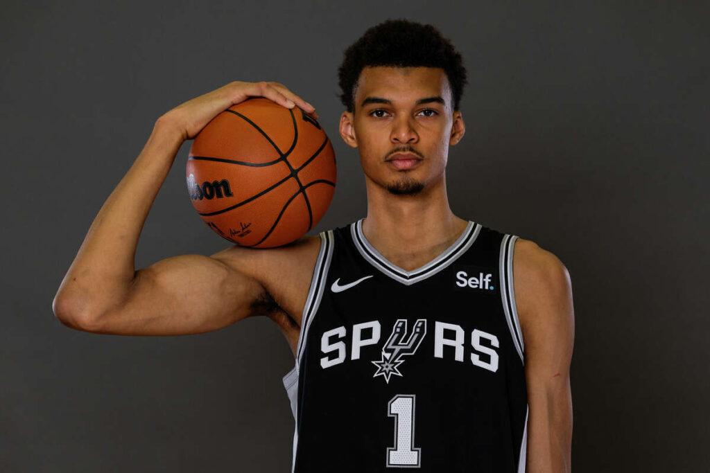 Ο Γκρεγκ Πόποβιτς επιβεβαίωσε ότι οι Σπερς θα παίξουν στο Παρίσι την επόμενη σεζόν Victor Wembanyama