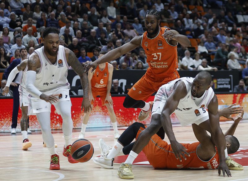 Ο Ντε Κολό ξεπερνά τον Σπανούλη και οδηγεί την Βιλερμπάν σε θρίαμβο επί της Βαλένθια