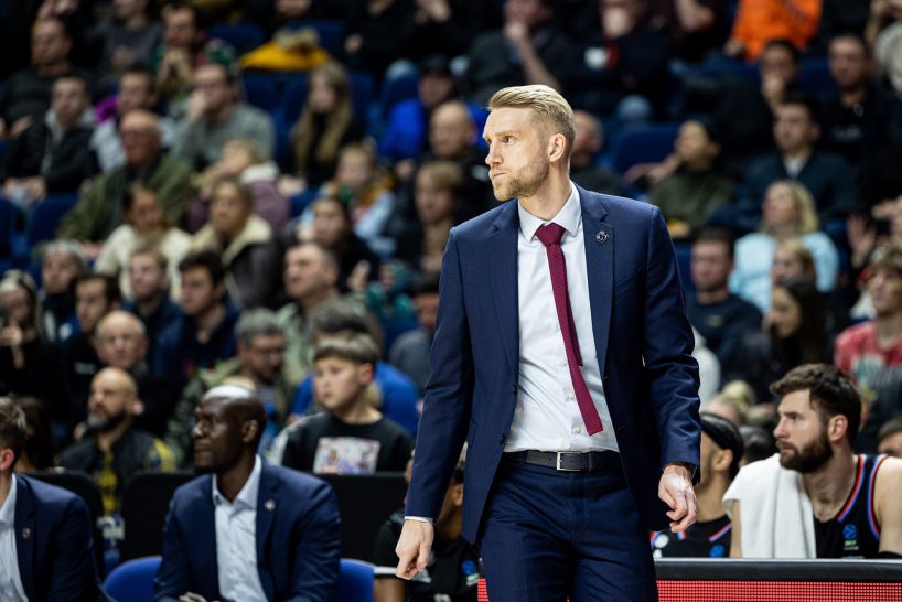 Ο Tuomas Iisalo της Παρί κερδίζει το βραβείο του καλύτερου προπονητή της χρονιάς στο EuroCup