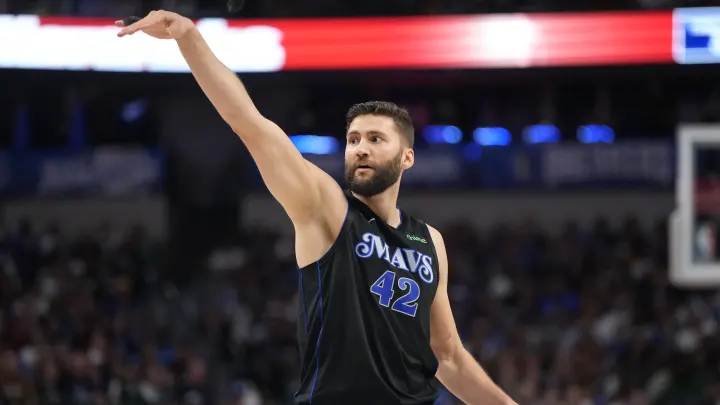 Ο Maxi Kleber εξαρθρώνει τον ώμο, πιθανότατα μένει εκτός για τα πλέι οφ