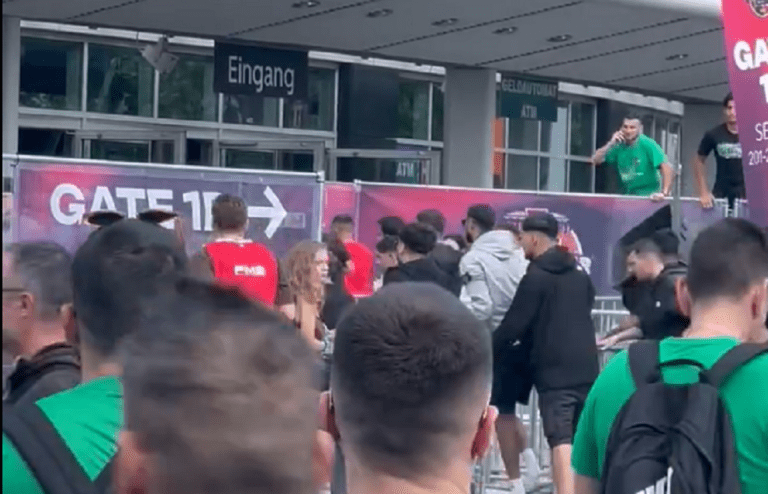 Οι οπαδοί της Φενερμπαχτσέ μπαίνουν στην Uber Arena χωρίς εισιτήρια, η αστυνομία προχωρά σε συλλήψεις
