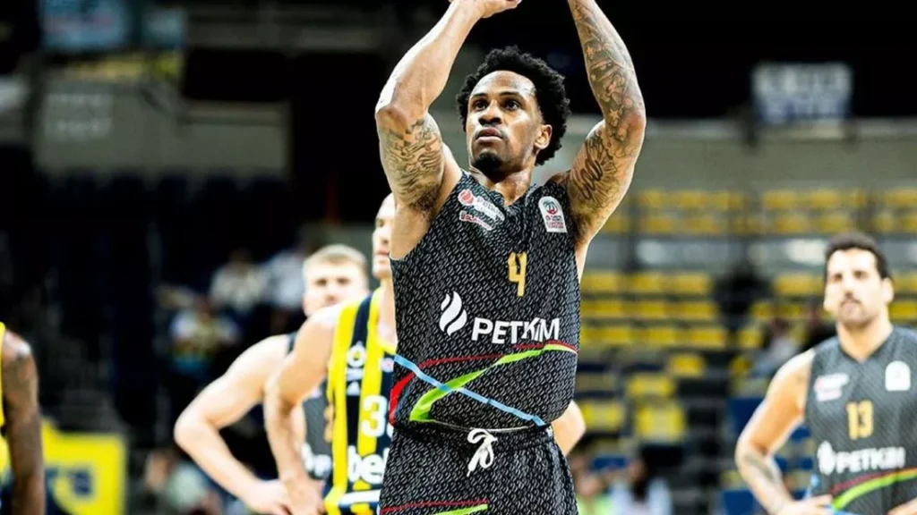 Η Γαλατασαράι αποκτά τους Εμπούκα Ιζούντου και Νταβίντ Εφιαναγί για την επόμενη σεζόν