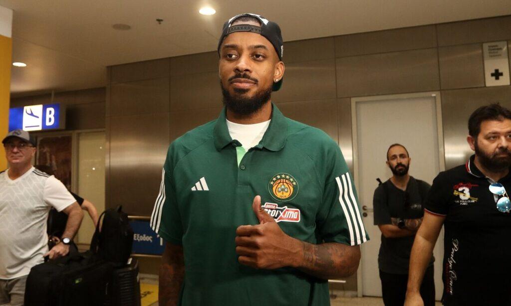 Έφθασε στην Αθήνα ο Μπράουν: «Με διάλεξε ο Αταμάν για να κάνω τους συμπαίκτες μου καλύτερους»