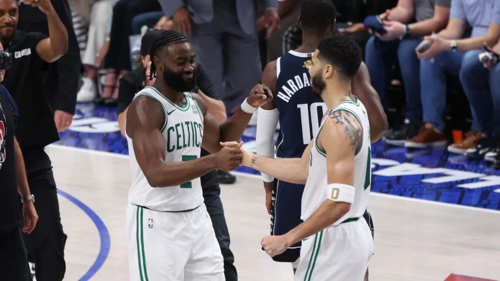 Μάβερικς – Σέλτικς 99-106: Τέιτουμ και Μπράουν οδήγησαν τη Βοστώνη στο 3-0