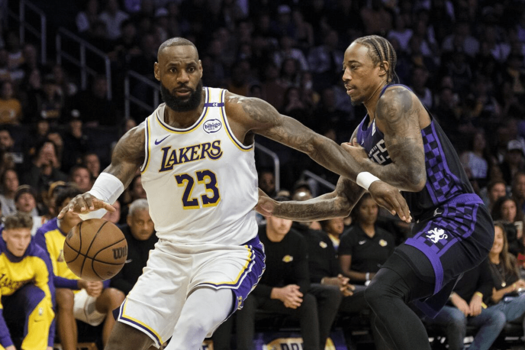 NBA: Οι Λέικερς συνεχίζουν το σερί: ΛεΜπρόν και Ντέιβις υπέταξαν τους Κινγκς – Οι Σανς νίκησαν τους Μάβερικς σε… ιστορικό ματς για τον Ντουράντ