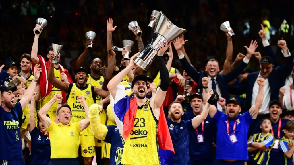 Euroleague: Η στιγμή που ο Γκούντουριτς σηκώνει το τρόπαιο στον ουρανό της Etihad Arena