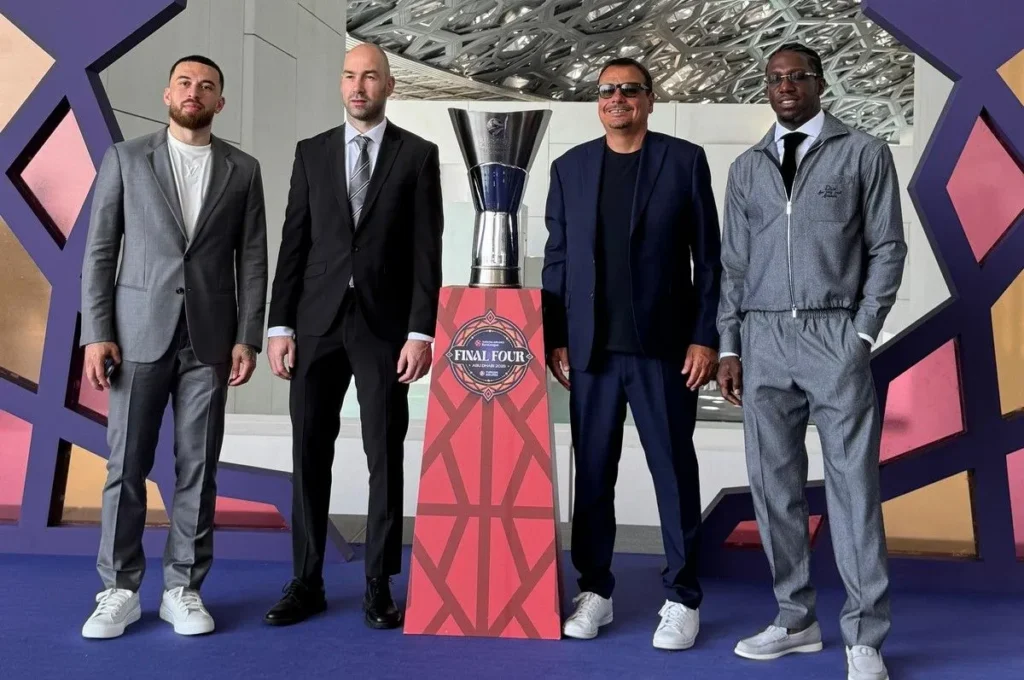 Euroleague Final Four: Φωτογραφία με Αταμάν, Ναν, Σπανούλη και Τζέιμς και στη μέση το τρόπαιο