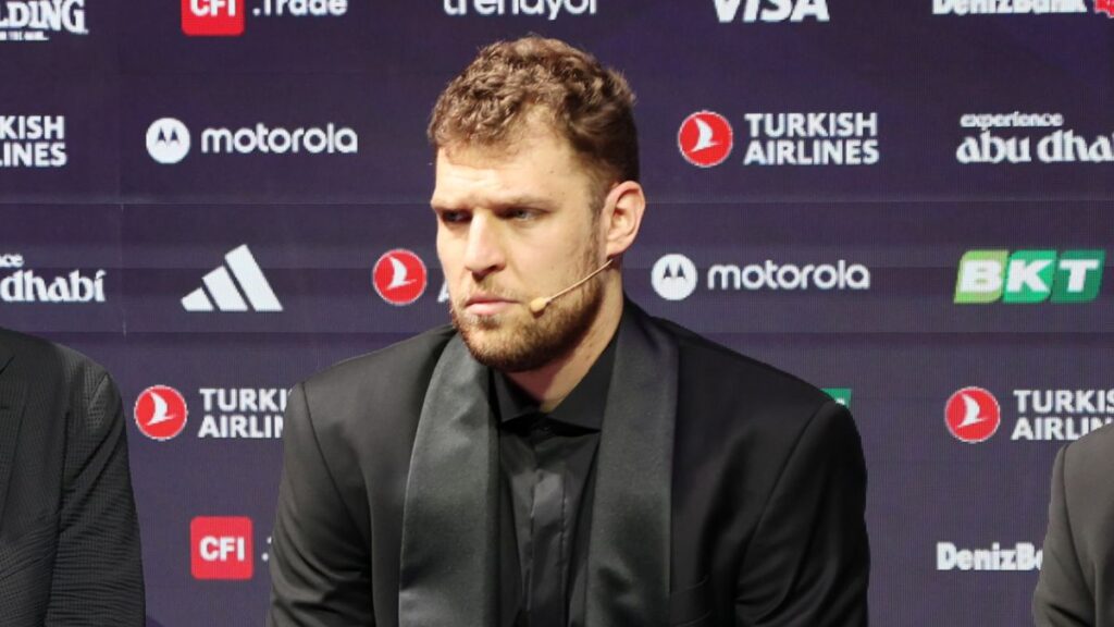 Βεζένκοφ: «Ευλογημένος που γύρισα πίσω – Ήθελα να επιστρέψω για να κερδίσω τρόπαια»