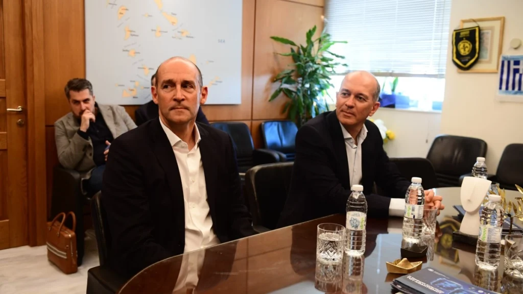 Ολυμπιακός: Πέντε τουλάχιστον άτομα μέσα στο γραφείο του κ.Βρούτση