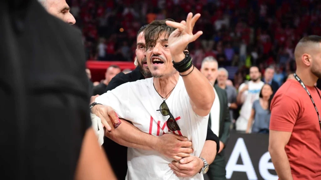 Ανακοίνωση Ολυμπιακού: «Το βίντεο της ντροπής με τα όσα εμετικά έκανε ο Δημήτρης Γιαννακόπουλος»