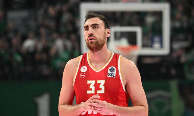 Αρμάνι: Φαβορί για την απόκτηση του Μιλουτίνοφ