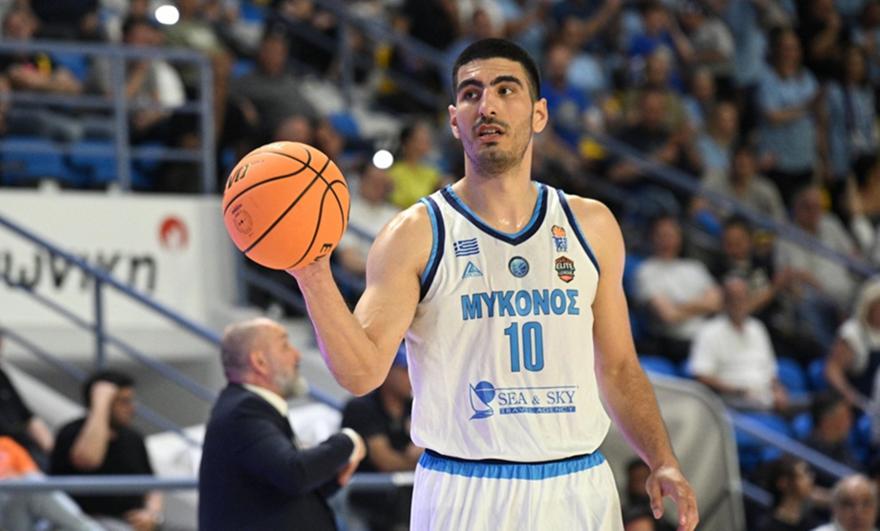 Μύκονος: Ανανέωσε τη συνεργασία της με τον Διονύση Σκουλίδα