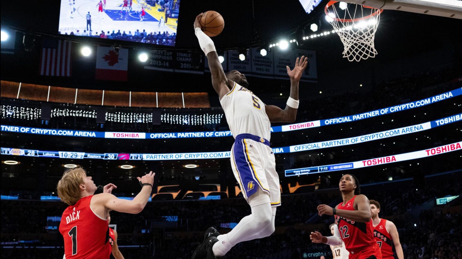 Lakers – Raptors 110-93: Ιστορική εμφάνιση Ayton και άνετη νίκη των Lakers επί των Raptors