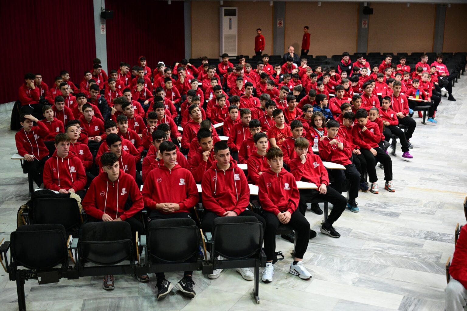 Βράβευση Ακαδημιών Ολυμπιακού: Τιμή στους μικρούς αθλητές και τις οικογένειές τους